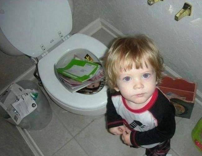 Foto Divertente: Bambino che ha riempito water di riviste