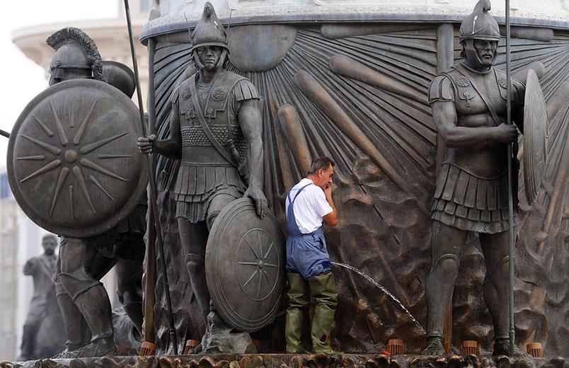 Foto Divertente: Pipì al monumento