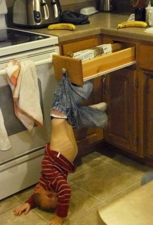Foto Divertente: Bambino rimasto agganciato a pomello di un casetto