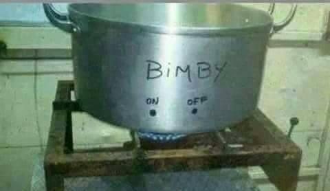 Una pentola che rappresenta un Bimby vecchio modello