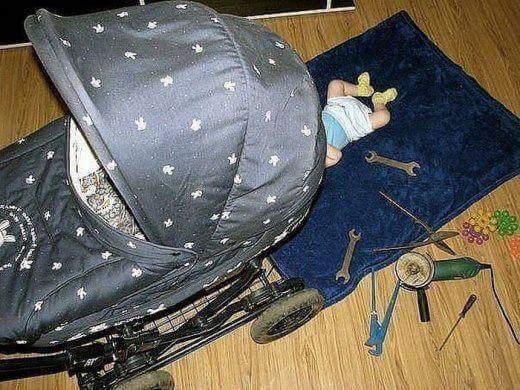 Foto Divertente: Bambino che ripara la carrozzina con i cacciaviti vicini