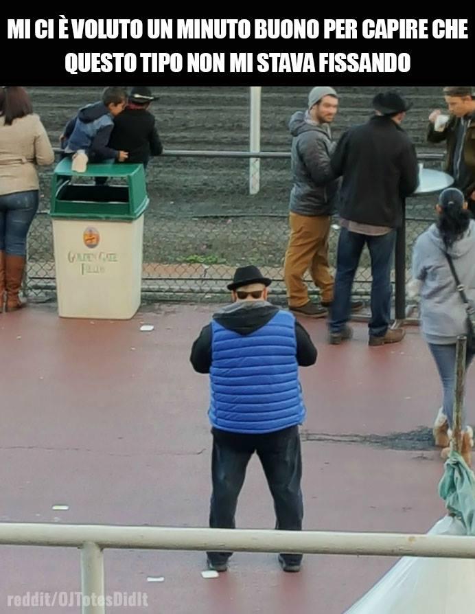 Uomo con occhiali dietro alla testa 