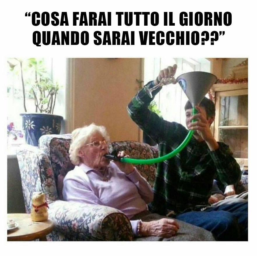 Anziana che beve alcool da imbuto