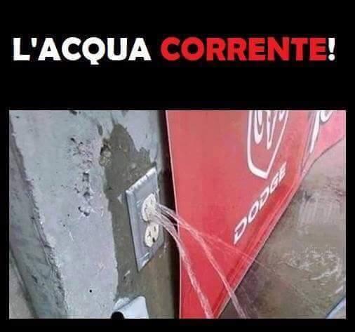 Acqua che esce da una presa elettrica
