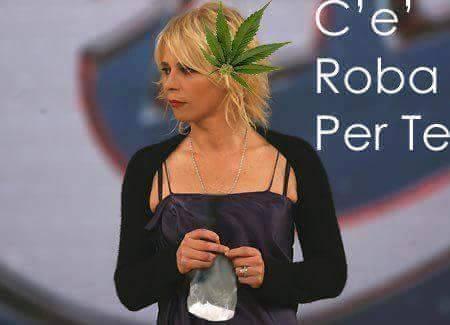 Foto Divertente: Maria De Filippi con la foglia di marijuana in testa