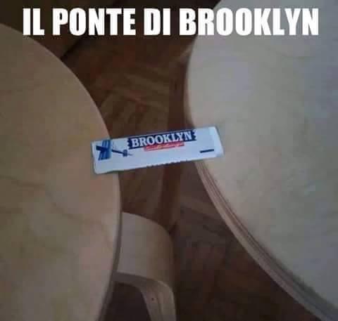 Foto Divertente: Carta della chewingum tra due tavoli a fare il ponte di Brooklyn