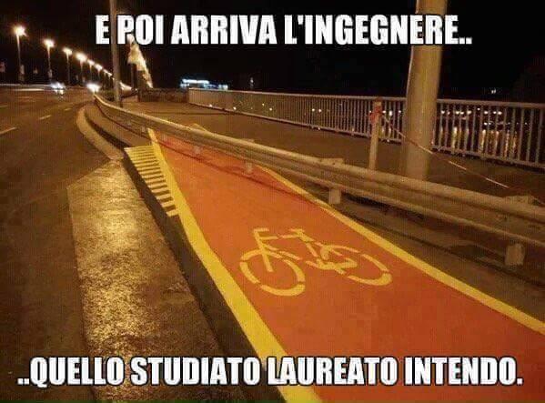 Pista ciclabile che finisce sul guard rail