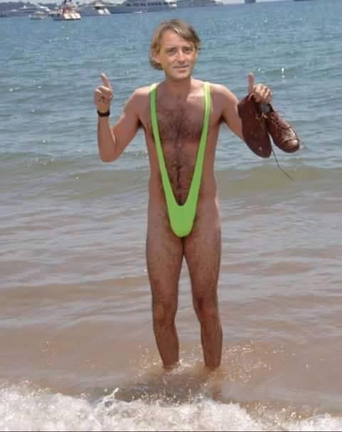 Mancini con un costume da bagno molto sexy