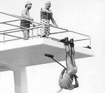 Foto Divertente: Pulizia di una terrazza a testa in giù