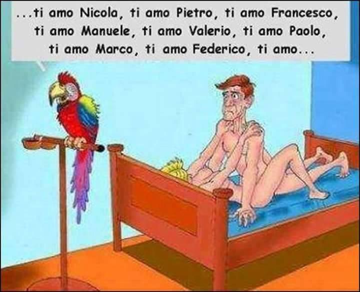 Foto Divertente: Uomo e donna a letto con pappagallo che urla il nome di uomini