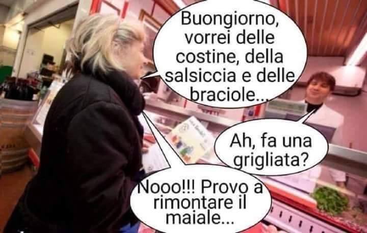 Foto Divertente: Signora dal macellaio che compra pezzi di carne