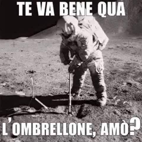 Foto Divertente: Uomo sulla luna che pianta un ombrellone!