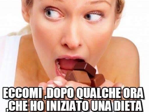 Foto Divertente: Donna che mangia cioccolata di nascosto