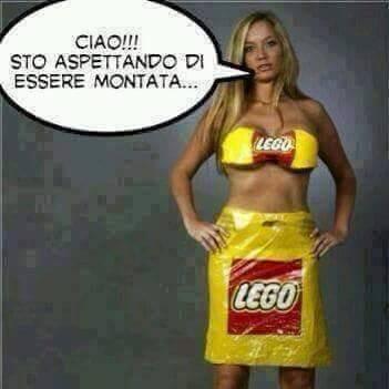 Donna in gonna e reggiseno con la scritta "lego"