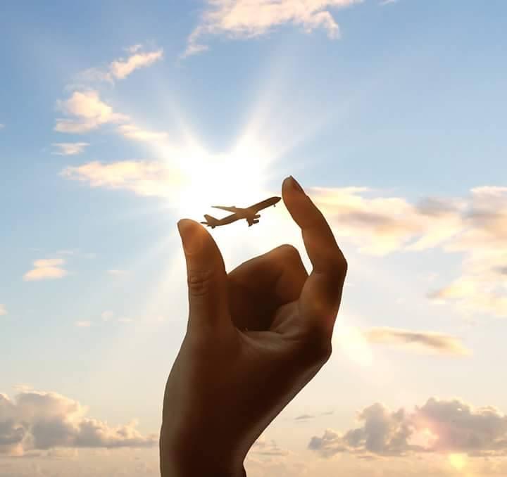 Aereo tra due dita