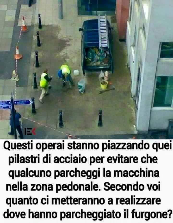 Foto Divertente: Furgone parcheggiato all'interno di un'area delimitata da piloni