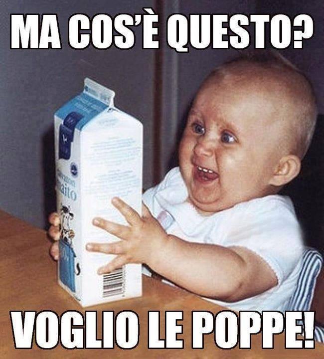 Foto Divertente: Bambino che guarda la bottiglia di latte ma vuole il seno!