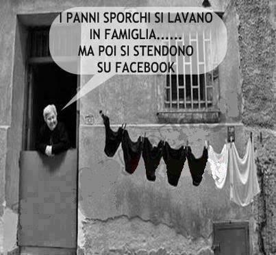 Donna che stende i panni fuori dalla finestra
