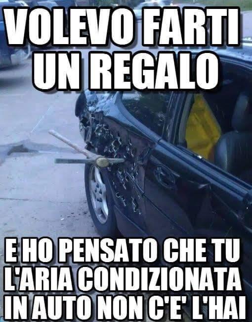 Auto completamente forata dal piccone