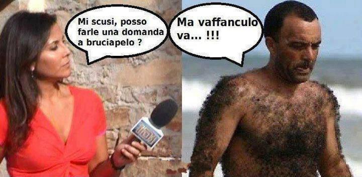 Giornalista che intervista un uomo peloso