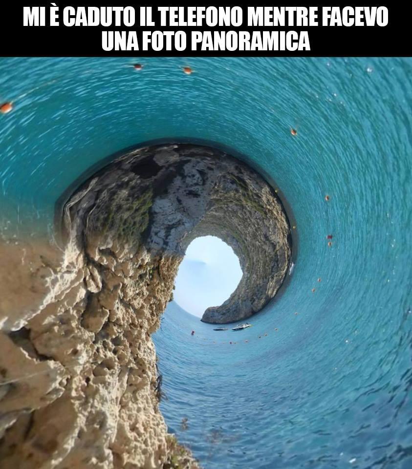Foto panoramica tra le onde