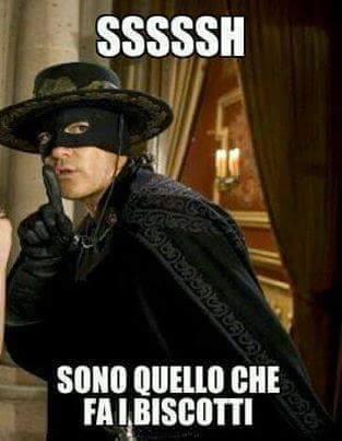 Banderas travestito da Zorro che invita al silenzio!