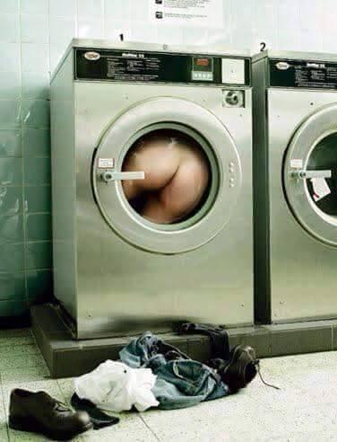 Foto Divertente: Uomo dentro alla lavatrice e i vestiti fuori