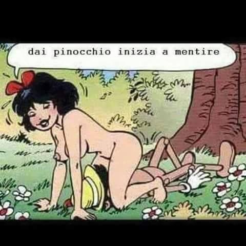 Foto Divertente: La fatina sopra Pinocchio che vuole fargli dire una bugia