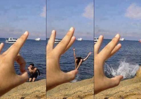 Montaggio con mano che spinge un ragazzo in acqua