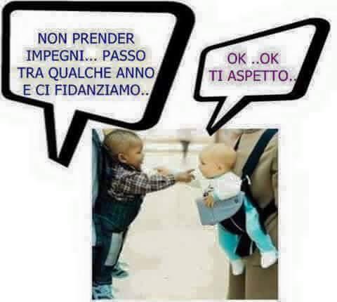 Foto Divertente: Due bambini che si danno appuntamento mentre sono nel marsupio