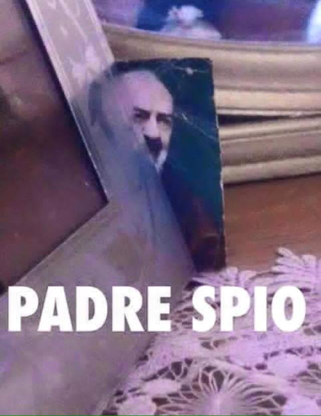 Foto Divertente: Santino di Padre Pio che esce da dietro un mobile