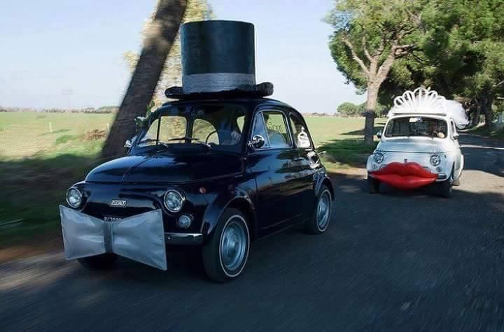 Foto Divertente: Due cinquecento vestite da sposi