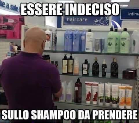Uomo pelato che sceglie lo shampoo