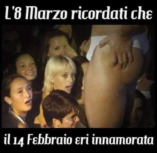 Foto Divertente: Spogliarello di un uomo l'otto marzo