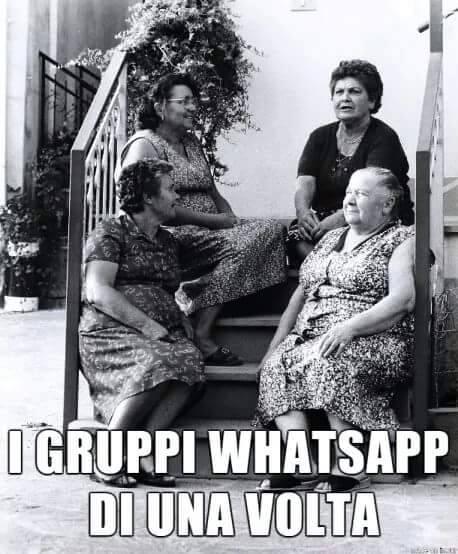 Donne anziane che parlano tra loro..senza cellulare