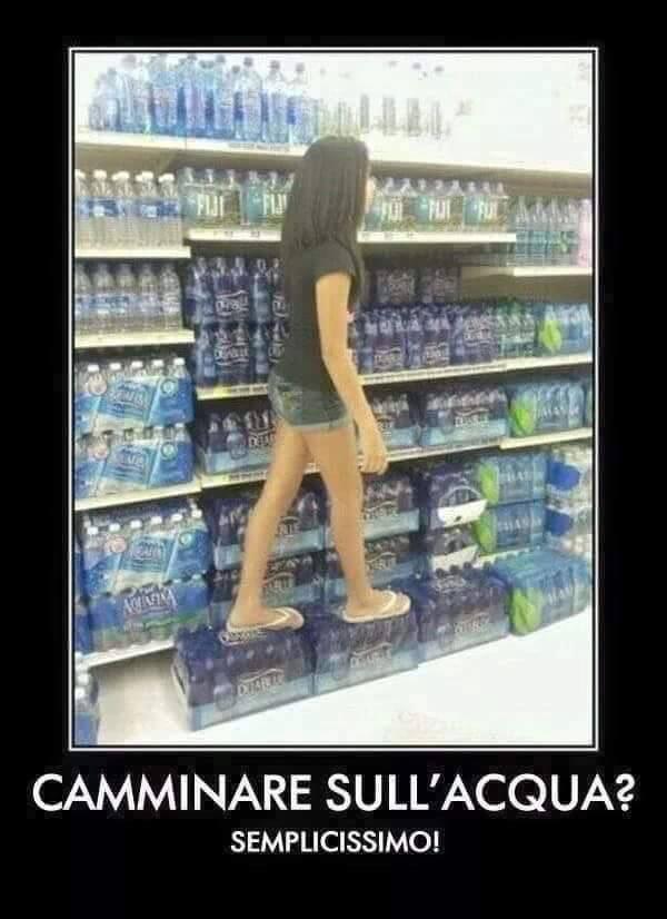 Foto Divertente: Donna che cammina sulle acque...in bottiglia!