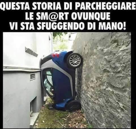 Smart caduta fra il muro e una casa