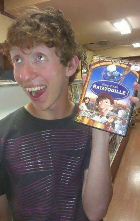 Bambino uguale al personaggio di ratatouille