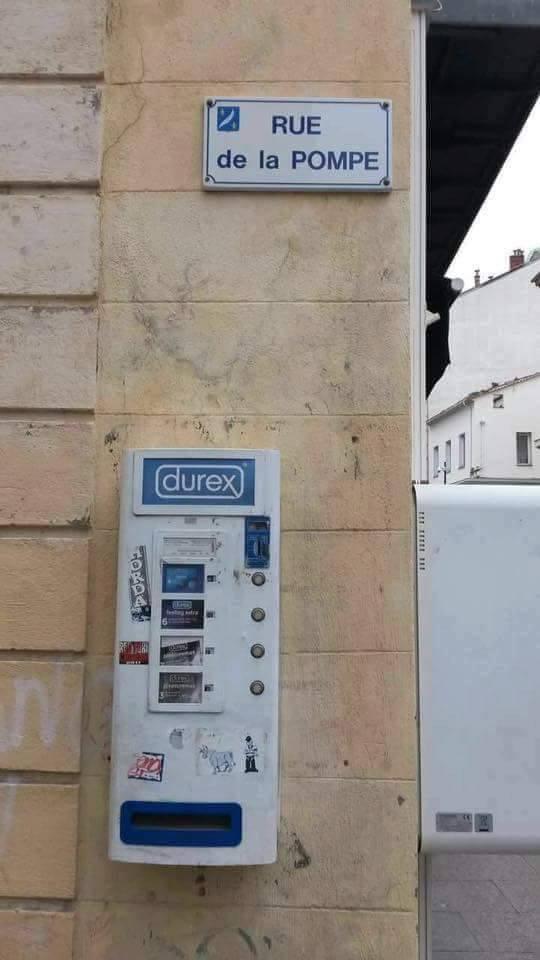 Foto Divertente: Distributore dei preservativi sotto una via con nome particolare