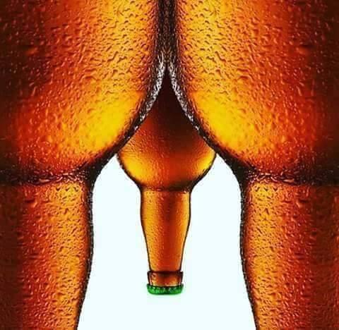 Bottiglie di birra che formano una forma maschile nuda