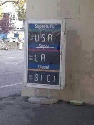 Foto Divertente: Display del benzinaio che invita ad andare in bicicletta
