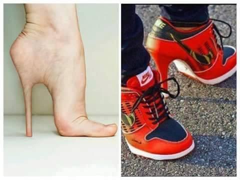 Piede con tallone a forma di tacco per entrare nella scarpa