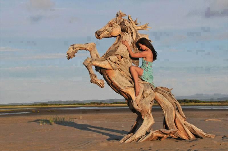 Scultura in legno a forma di cavallo 