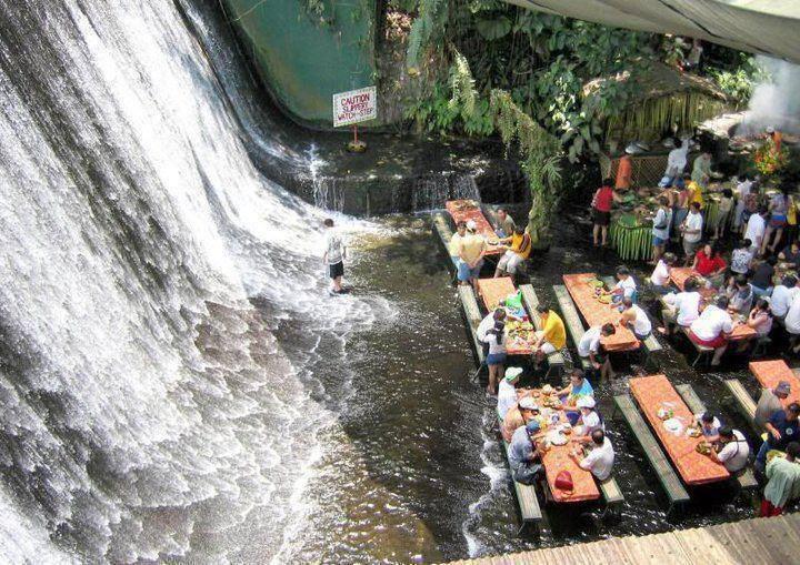 Tavoli per mangiare ai piedi di una cascata