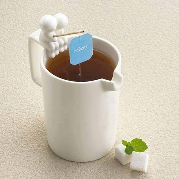 Tazza del thè con due personaggi con canna da pesca