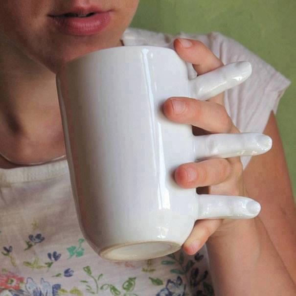 Tazza con manico a forma di tre dita