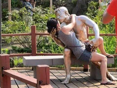 Donna che bacia una statua