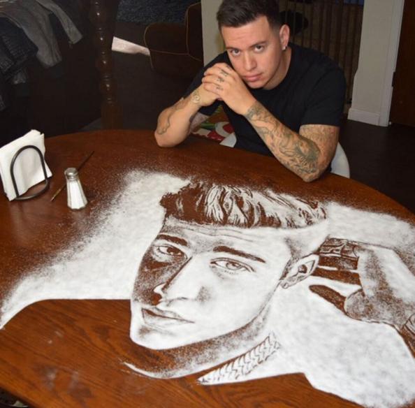 Disegno su tavolo fatto con sale