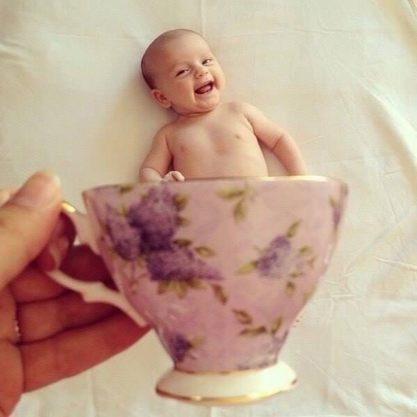 Bambino in una tazza da caffè