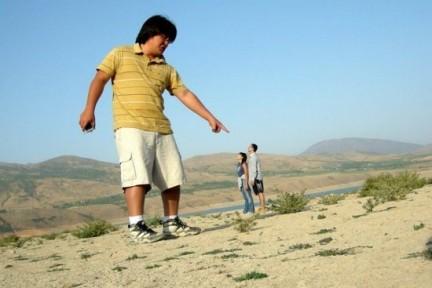 Uomo gigante che indica due persone
